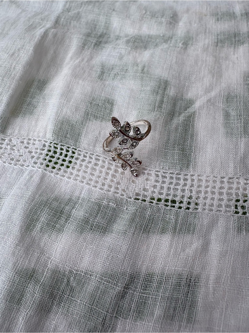 Rhinestone Leaf Vine Cocktail Ring - Silver Tone